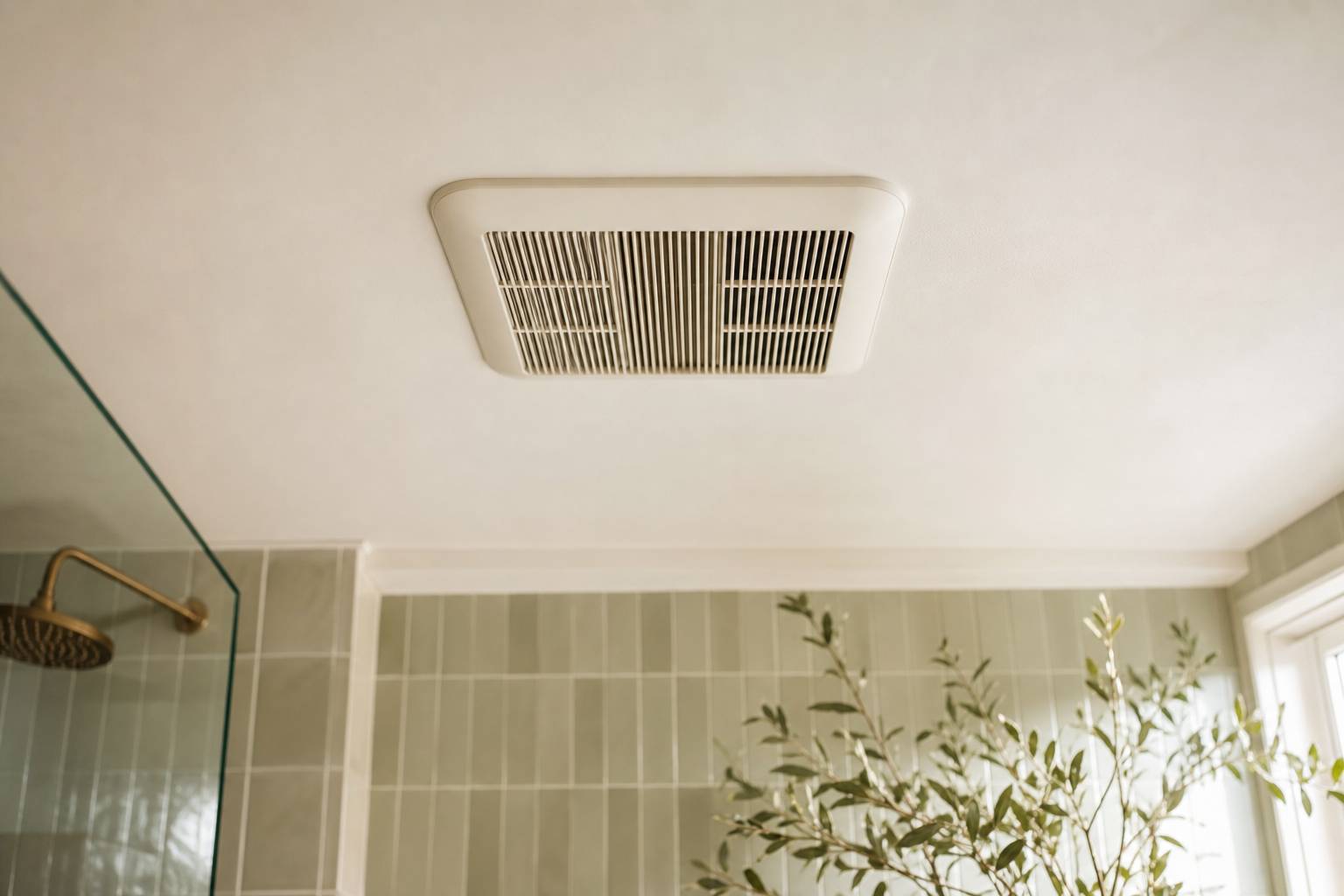 Grille de ventilation au plafond d une salle de bain lumineuse