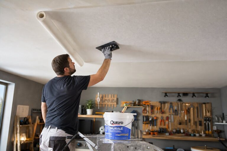 Guide pratique : Comment installer efficacement de la toile de verre au plafond ?